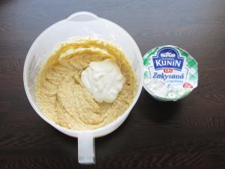 doplnění máslového základu o zakysanou smetanu