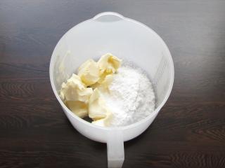 zahájení přípravy jemného tvarohového krému utřením másla a cukru