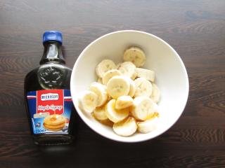 suroviny na polevu, banány a javorový sirup