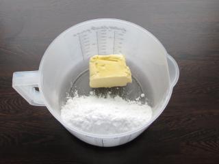 zahájení přípravy tvarohového krému utřením másla a cukru