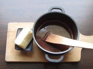 zapracování másla do smetanového základu krémově jemné čokoládové polevy