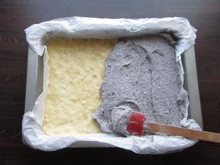 nanesení bohaté vrstvy makově-tvarohové nádivky na máslové těsto