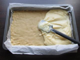 nanesení mléčného krému na máslové těsto