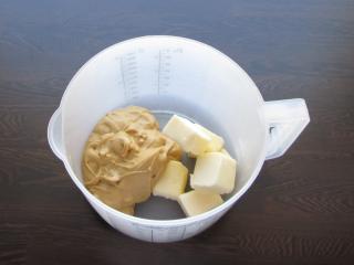 vyšlehání másla s arašídovým máslem do jemné máslové pěny