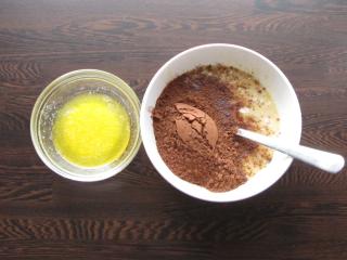 suroviny na polevu v misce poleva na řezy ingredience