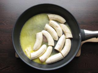 orestování banánů na rozpuštěném másle