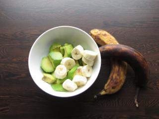 začátek přípravy banánovo-avokádového krému rozmačkáním avokáda a zralých banánů