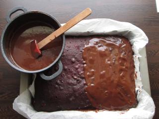 dokončení přípravy čokoládového řezu nanesením krémově jemné čokoládové polevy na povrch svařeným vínem provoněného korpusu