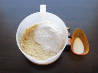 oslazení jemné máslové pěny cukrem a naředění mlékem