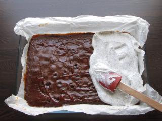 ozdobení čokoládového korpusu makovým krémem