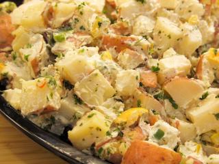 Jak udělat vánoční salát s lososem | recept na bramborový salát