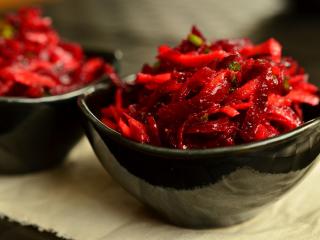 Jak připravit salát z červeného zelí s pečenou červenou řepou | recept