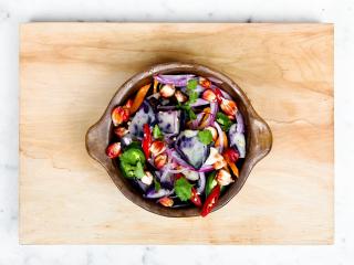 Jak připravit podzimní salát s česnekovou zálivkou | recept