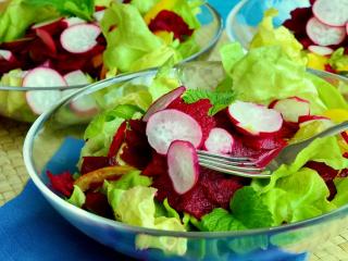 Jak na míchaný salát se lněnými semínky, pečenou červenou řepou a petrželkovými krutony | recept