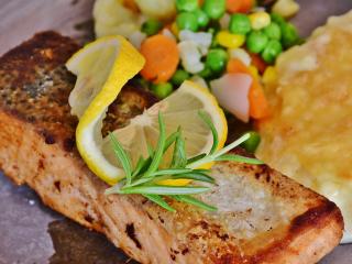 Jak udělat steak z lososa na česneku | recept