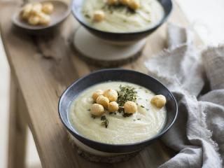 Jak připravit květákovou polévku s rukolovými krutony | recept