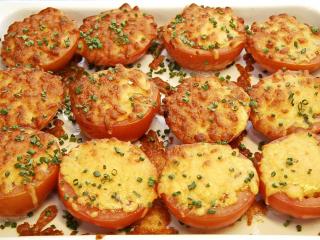 Pečená rajčata s balkánským sýrem a rozmarýnem | recept